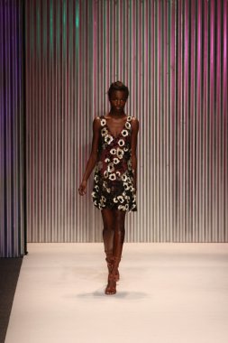 model yürür tracy reese pist