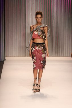 model yürür tracy reese pist