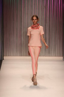 model yürür tracy reese pist