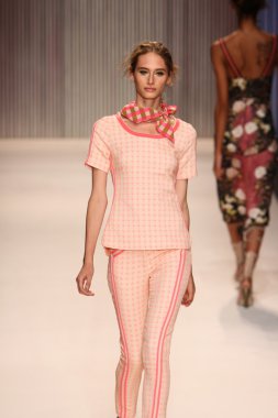 model yürür tracy reese pist