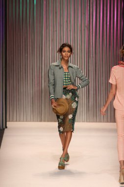 model yürür tracy reese pist