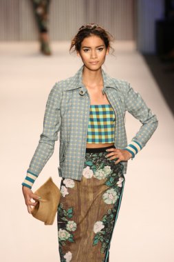 model yürür tracy reese pist