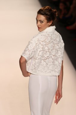 model yürür tracy reese pist