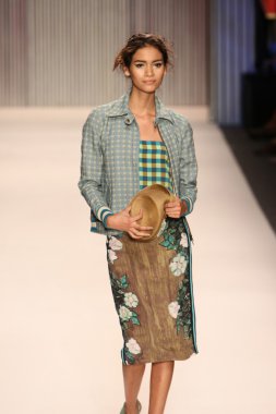 model yürür tracy reese pist