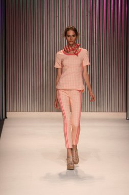 model yürür tracy reese pist