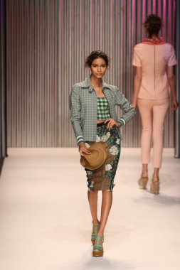 model yürür tracy reese pist