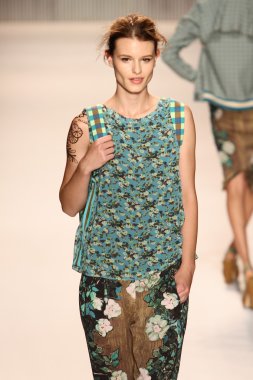 model yürür tracy reese pist