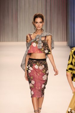 model yürür tracy reese pist