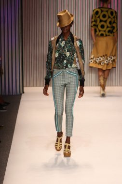 model yürür tracy reese pist