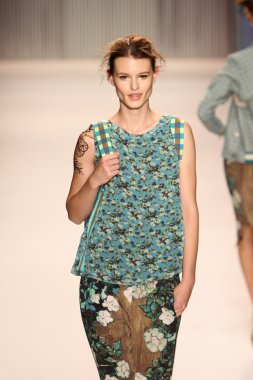 model yürür tracy reese pist