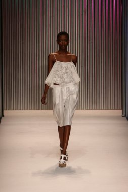 model yürür tracy reese pist