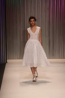 model yürür tracy reese pist