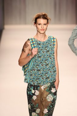 model yürür tracy reese pist