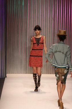 model yürür tracy reese pist