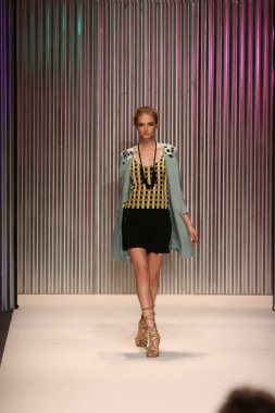 model yürür tracy reese pist