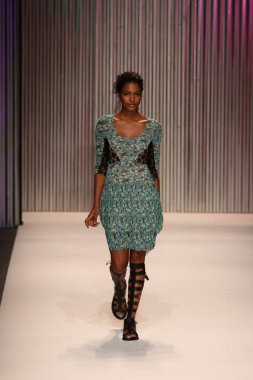 model yürür tracy reese pist