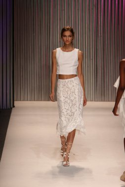 model yürür tracy reese pist