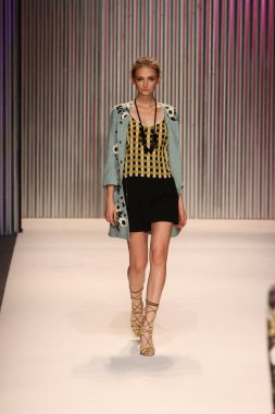 model yürür tracy reese pist