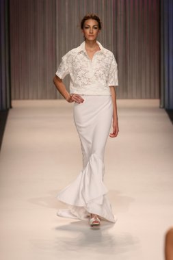 model yürür tracy reese pist