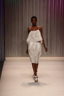 model yürür tracy reese pist