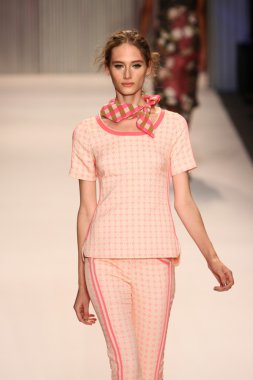 model yürür tracy reese pist