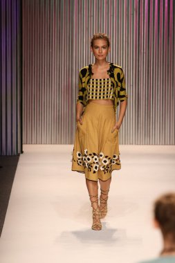 model yürür tracy reese pist