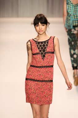 model yürür tracy reese pist