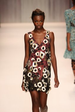 model yürür tracy reese pist