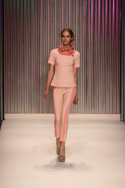 model yürür tracy reese pist