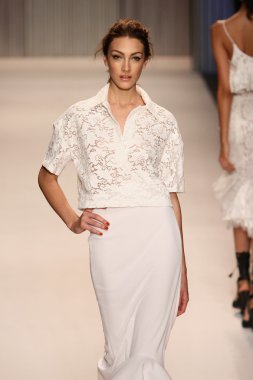 model yürür tracy reese pist