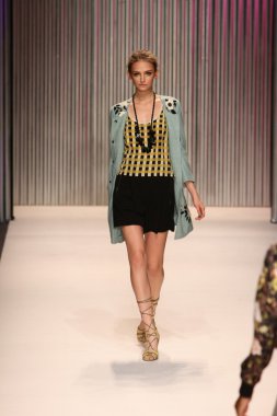 model yürür tracy reese pist