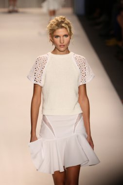 model yürür tracy reese pist