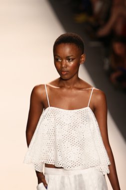 model yürür tracy reese pist