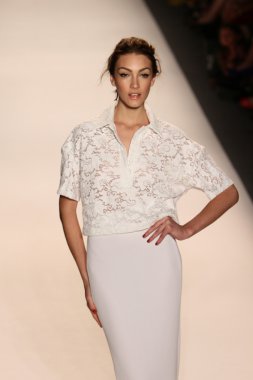 model yürür tracy reese pist