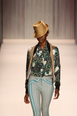 model yürür tracy reese pist