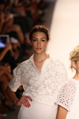 model yürür tracy reese pist