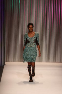 model yürür tracy reese pist