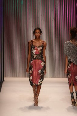 model yürür tracy reese pist