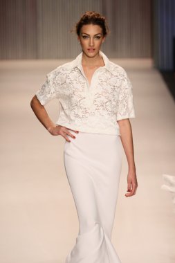 model yürür tracy reese pist