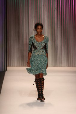 model yürür tracy reese pist