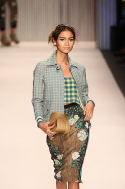 model yürür tracy reese pist