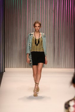 model yürür tracy reese pist