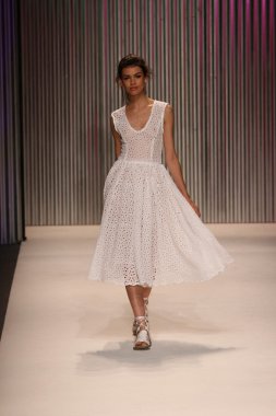 model yürür tracy reese pist