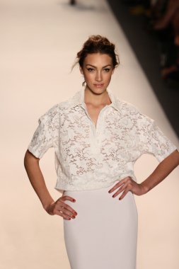 model yürür tracy reese pist