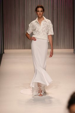 model yürür tracy reese pist
