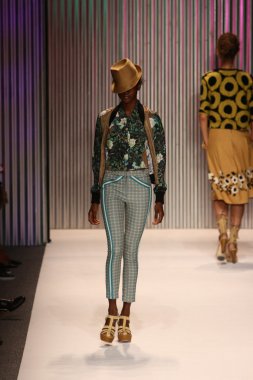 model yürür tracy reese pist