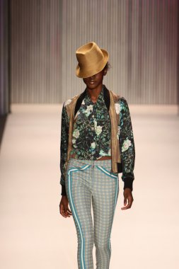 model yürür tracy reese pist