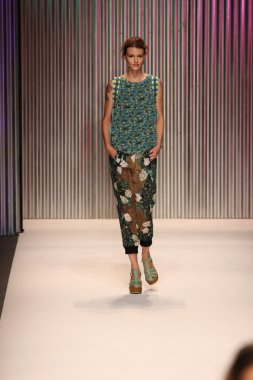 model yürür tracy reese pist