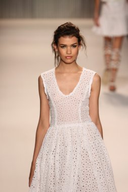 model yürür tracy reese pist