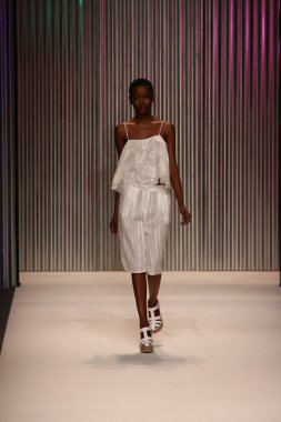 model yürür tracy reese pist